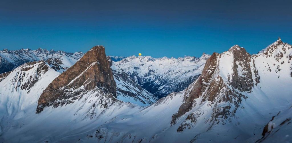Lumière de lune au-dessus des sommets alpins