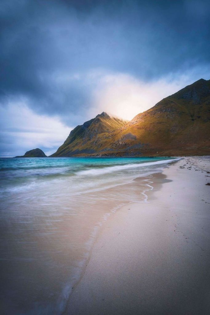 Lumière du soleil sur la montagne et les vagues