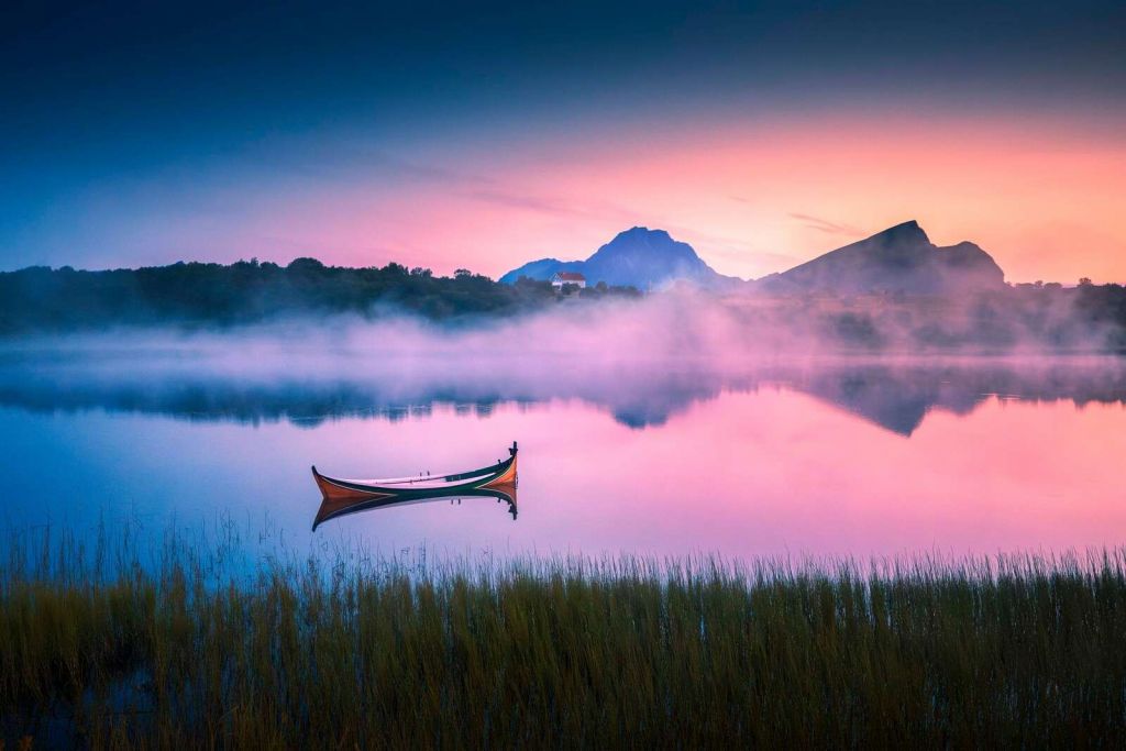 Lever de soleil brumeux au lac