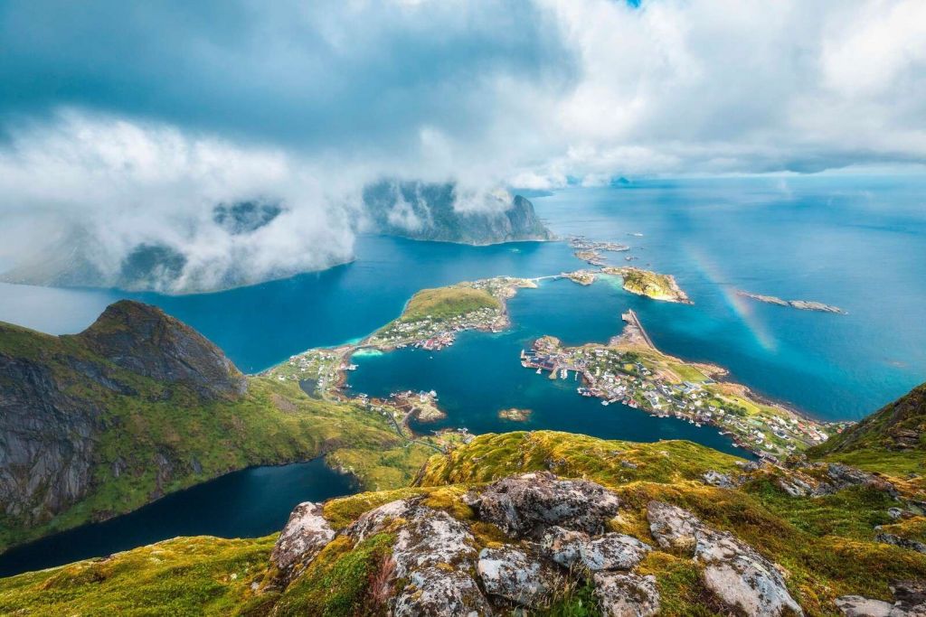 Arc-en-ciel au-dessus des îles du fjord