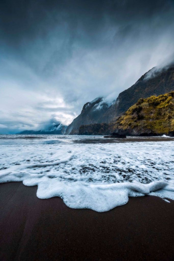Côte dramatique avec des falaises brumeuses