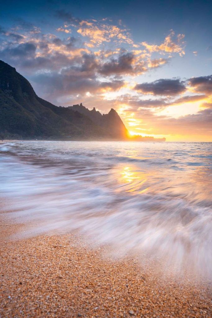 Soleil d'or sur une plage tropicale