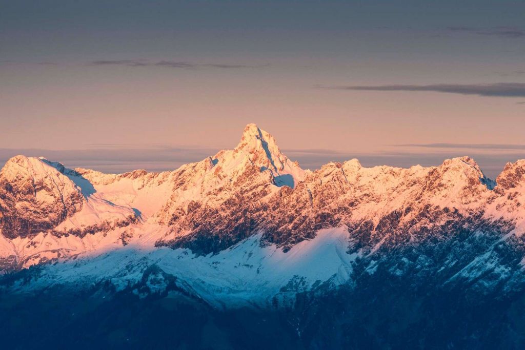 Lumière du soir sur les sommets enneigés.