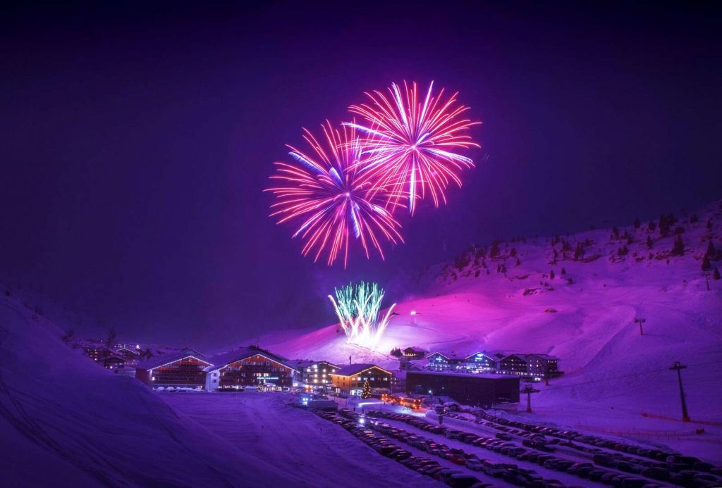 Feu d'artifice au-dessus du village d'hiver