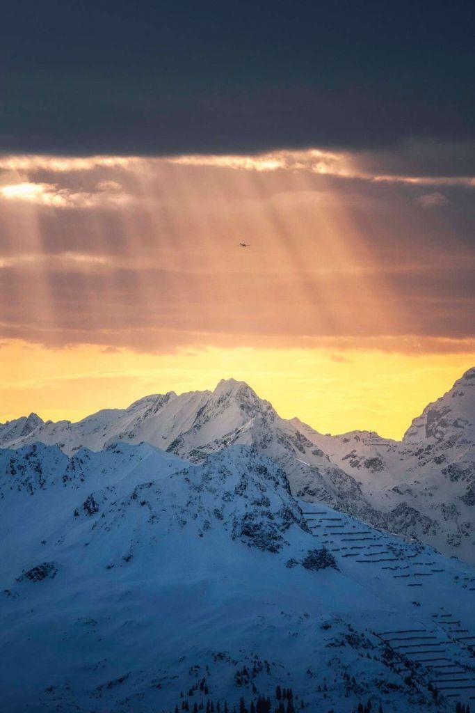 Rayons de soleil au-dessus des sommets enneigés