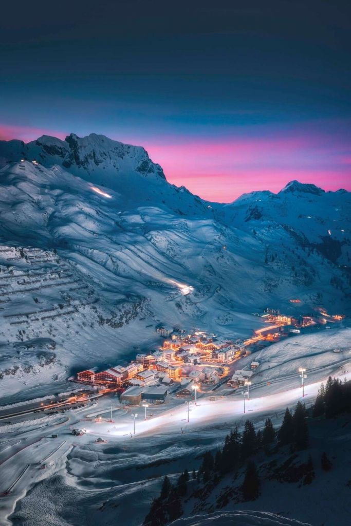 Village enneigé sous un ciel du soir violet