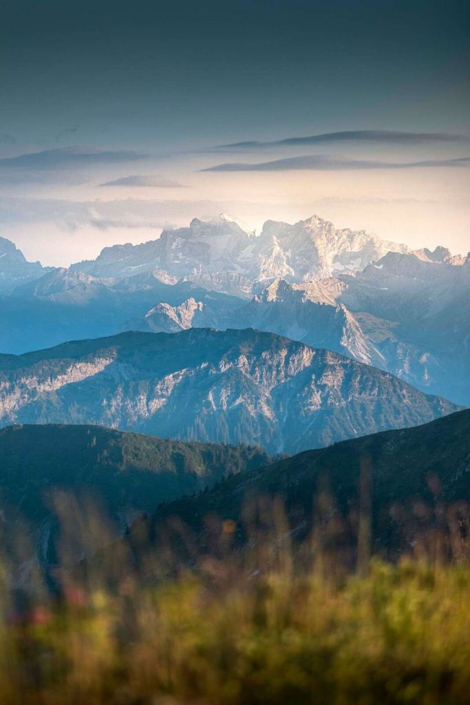 La stratification bleue dans les montagnes.