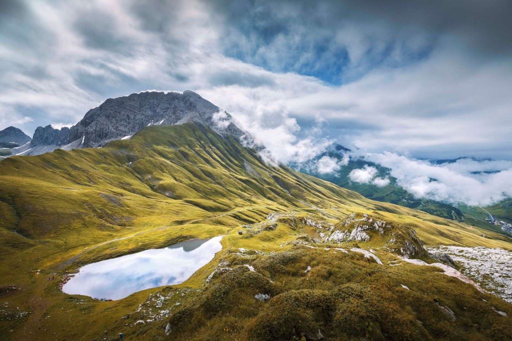 Paysage de montagne avec des nuages et un lac de montagne