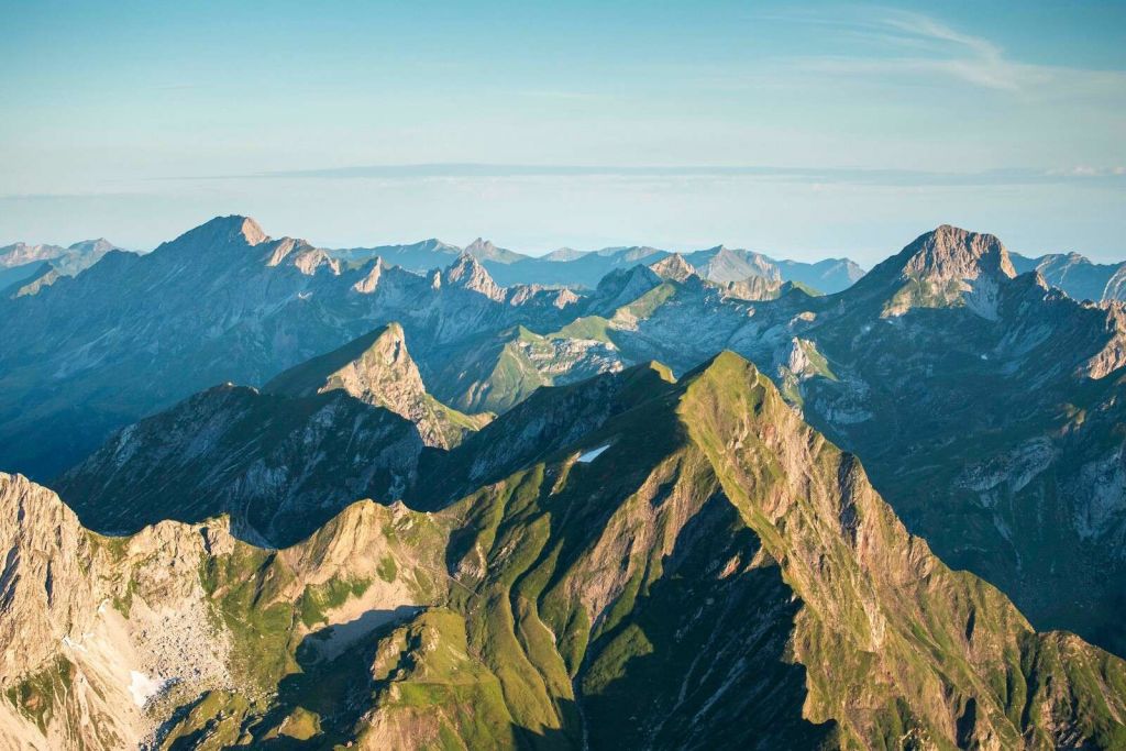 Lueur estivale sur la crête de la montagne.