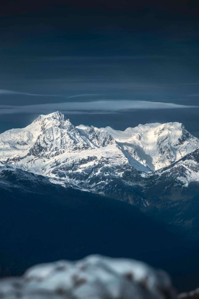 Les sommets bleu glace dans le silence