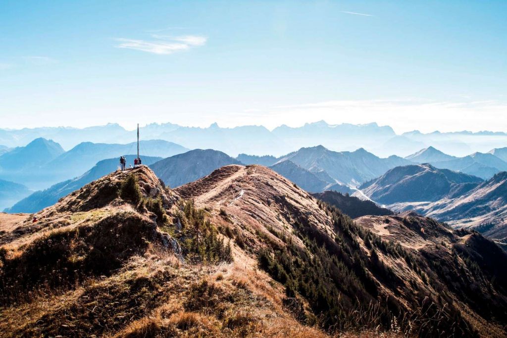 Matin d'automne sur la crête de la montagne