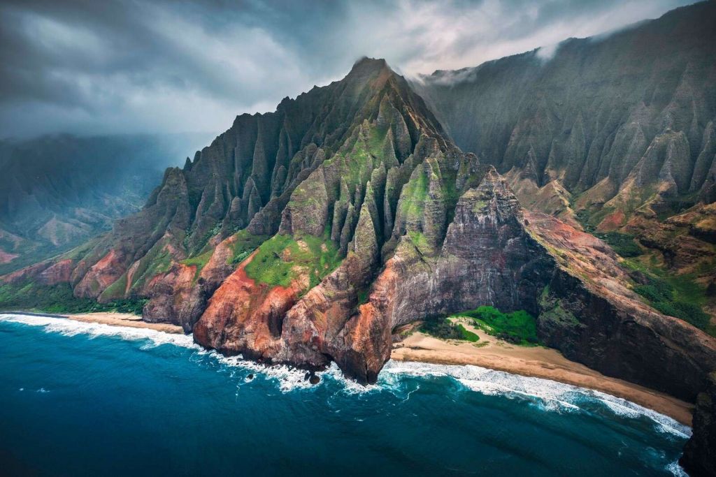 Falaises dramatiques sur la côte turquoise