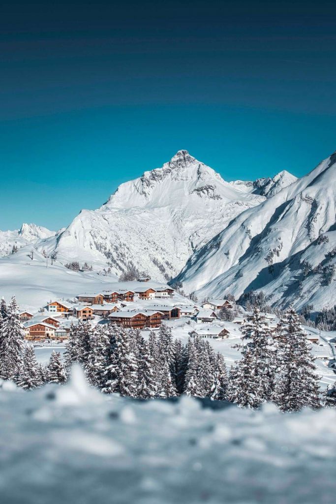 Refuges de montagne sous des sommets enneigés