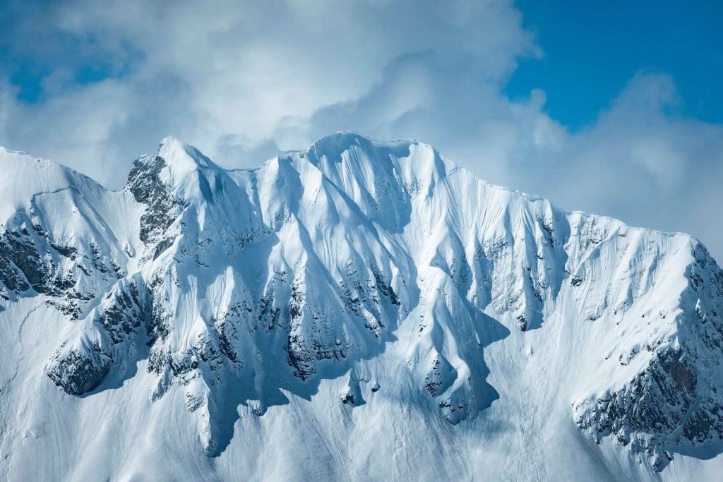Sommets enneigés sous le soleil d'hiver.