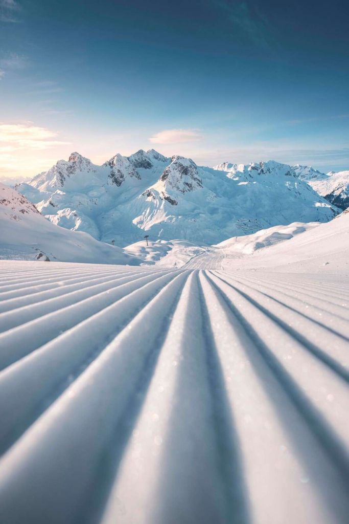 Traces dans la neige de montagne