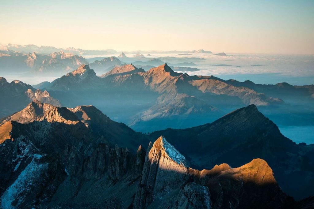 Chaîne de montagnes dans l'ombre douce du matin