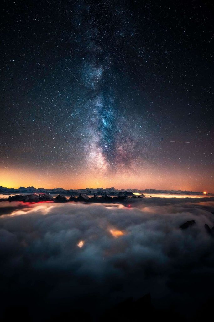 Voie lactée au-dessus de lambeaux de montagne nocturnes.