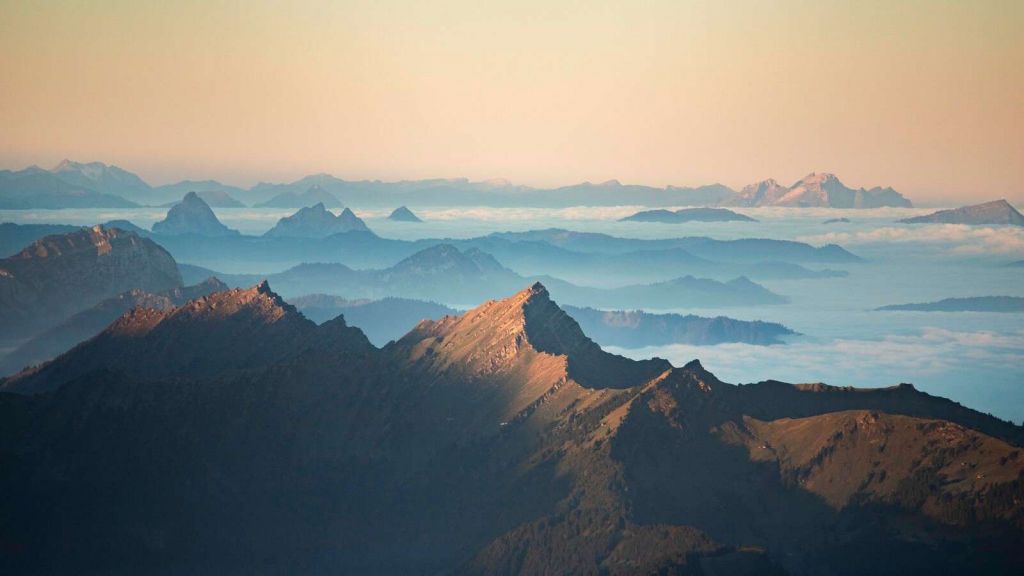 La montagne dans la brume du matin et la lumière du soleil