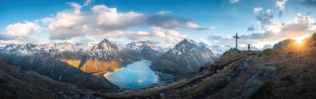 Vue sur un lac alpin au coucher du soleil