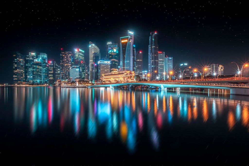 Réflexions de lumière sur la skyline moderne