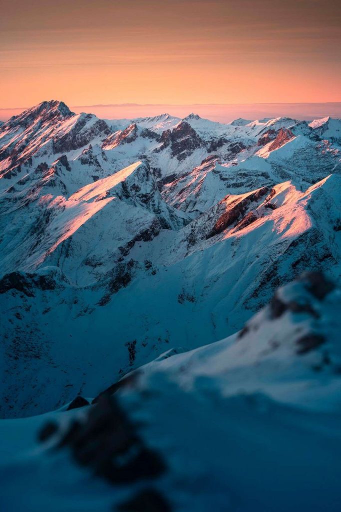 Montagnes de neige sous un ciel du matin rose