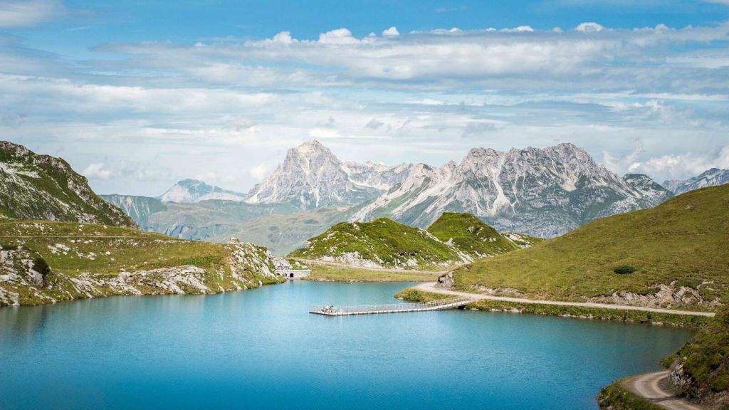 Lac clair dans la vallée estivale.