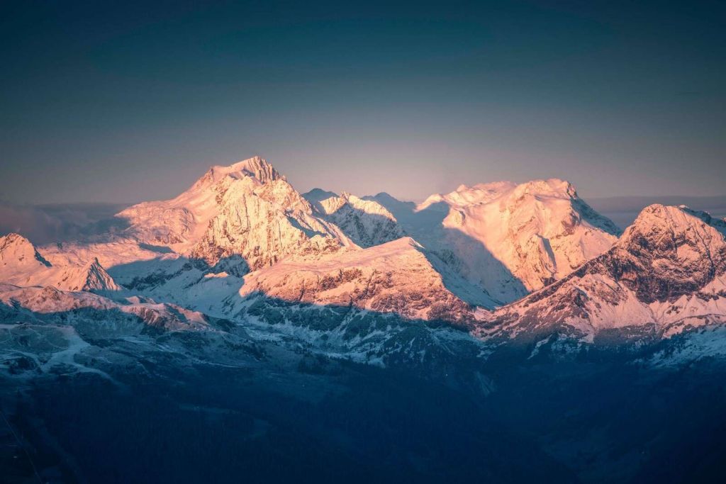 Lumière du matin sur les sommets enneigés.