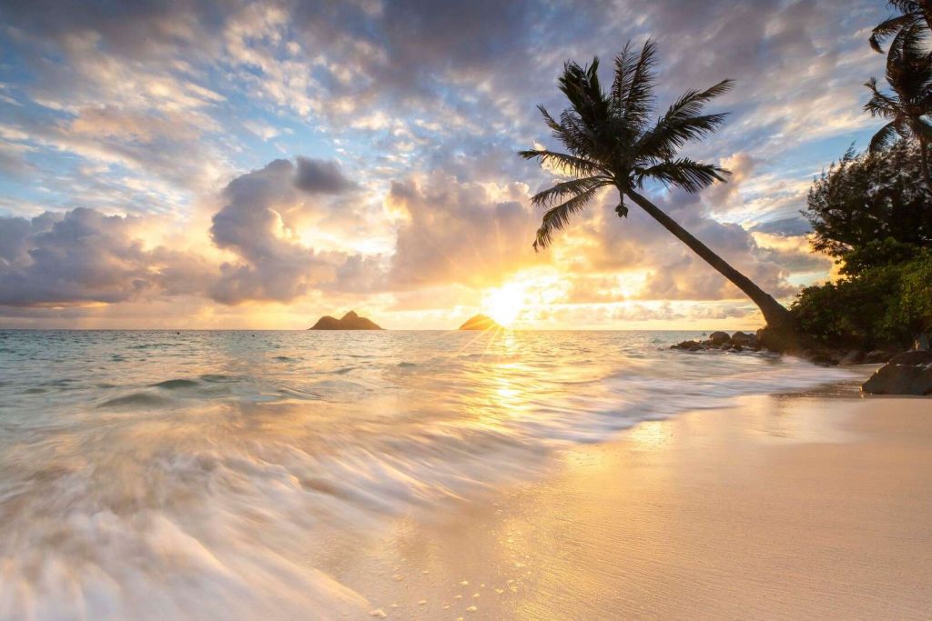 Lentement, lumière sur la plage tropicale.