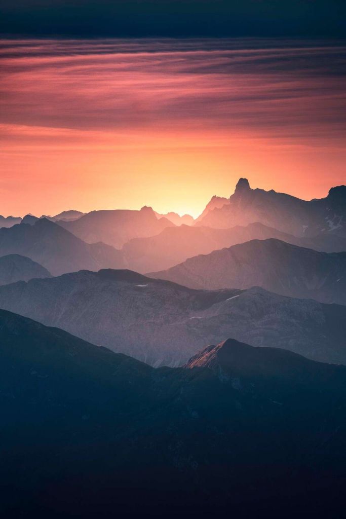 Lever de soleil sur des flancs de montagne violets