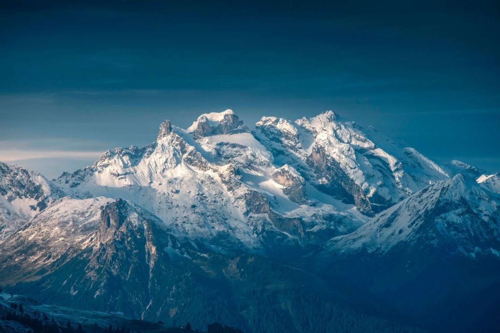 Lumière de cristal sur des sommets enneigés