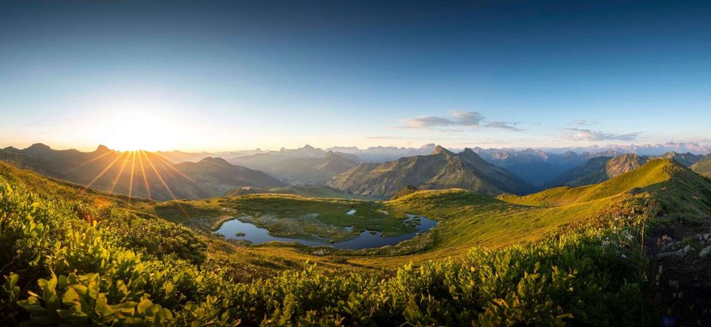 Lumière du soleil sur la vallée de montagne