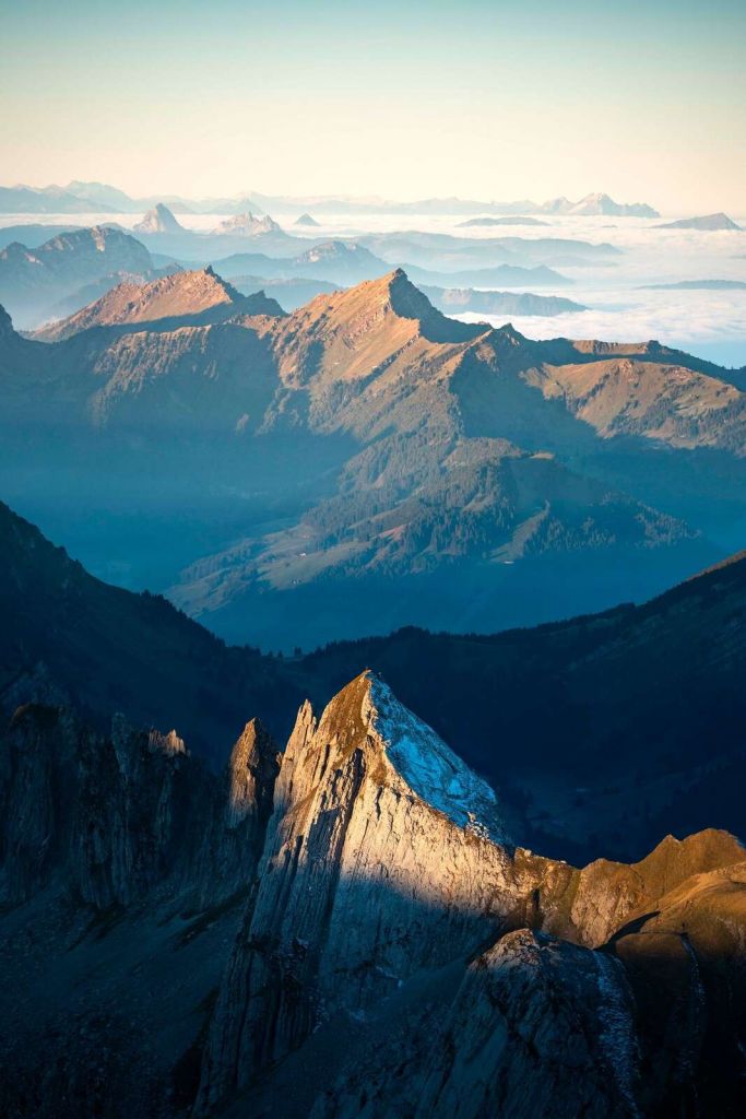 Lumière du matin sur la montagne rocheuse