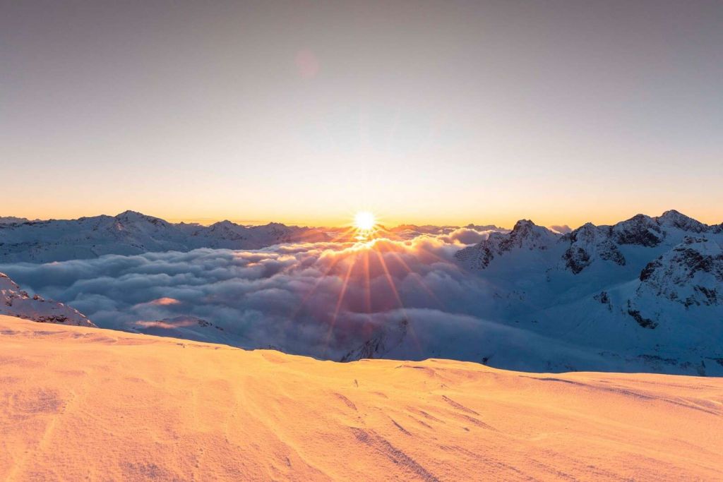 Lumière du soleil au-dessus de la couche nuageuse dans les montagnes.