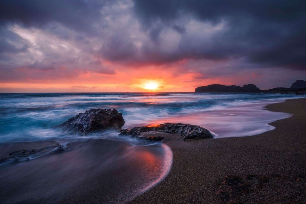 Côte rocheuse au coucher du soleil