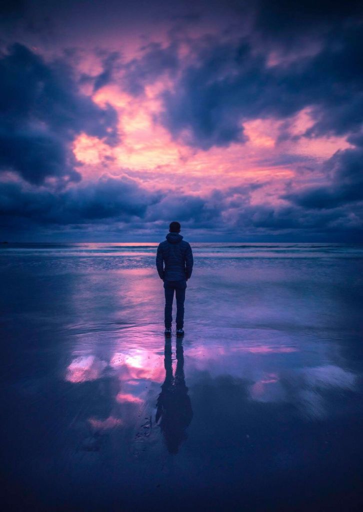 Crépuscule pourpre sur une côte silencieuse