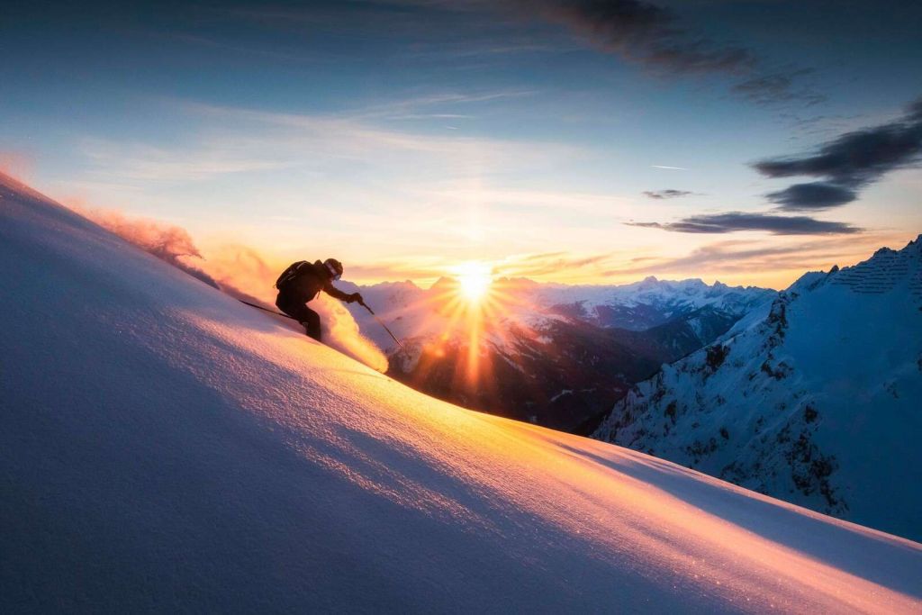 Skieur sous le soleil ardent de la montagne