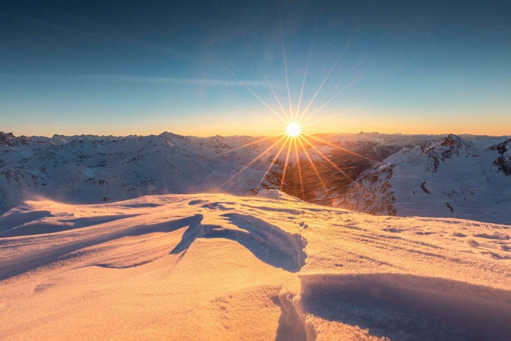 Rayons de soleil sur des étendues enneigées