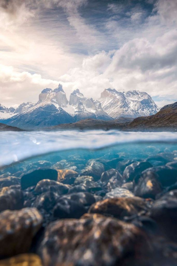 Lac de glacier clair avec des sommets de montagne