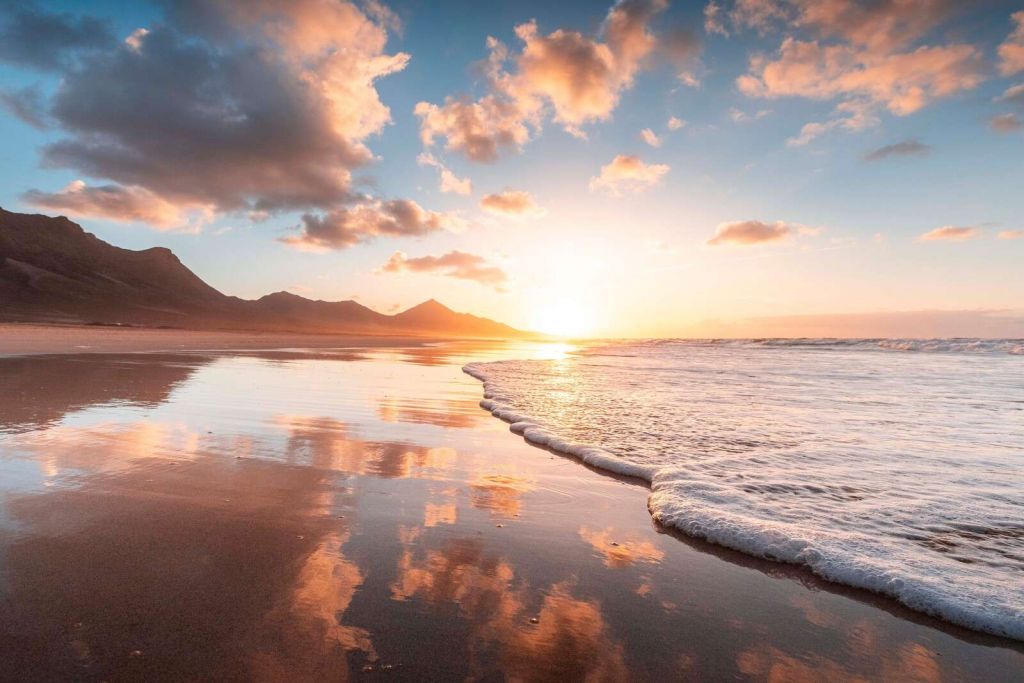 Coucher de soleil doré sur une côte silencieuse