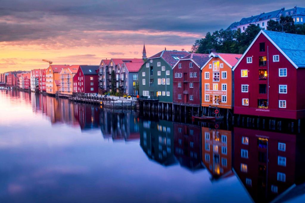Lumière du soir sur des façades colorées