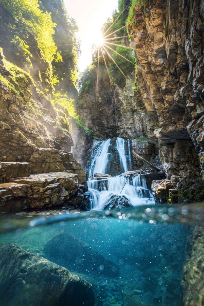 Lumière du soleil sur la cascade de montagne