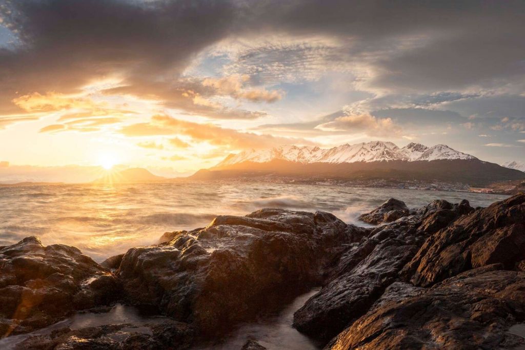 Coucher de soleil doré sur la côte montagneuse