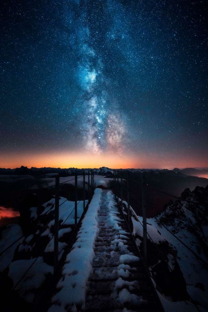 Chemin des étoiles sur la montagne enneigée