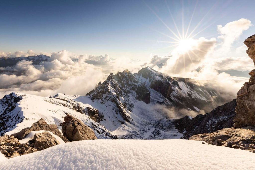 Lumière du soleil sur une crête enneigée