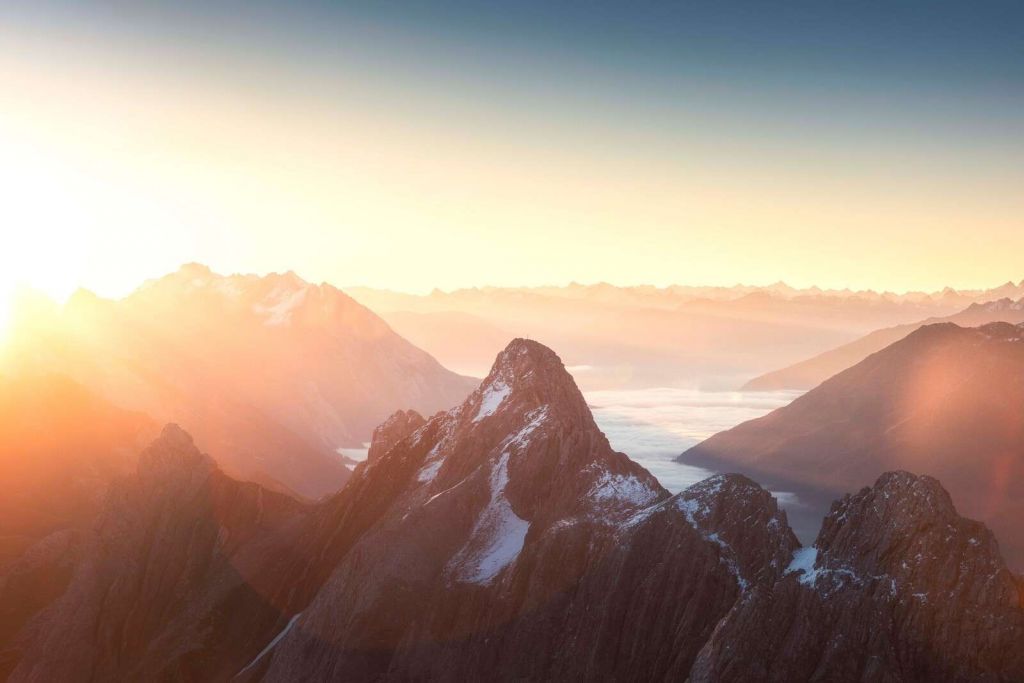 Lever de soleil au-dessus des silhouettes de montagne
