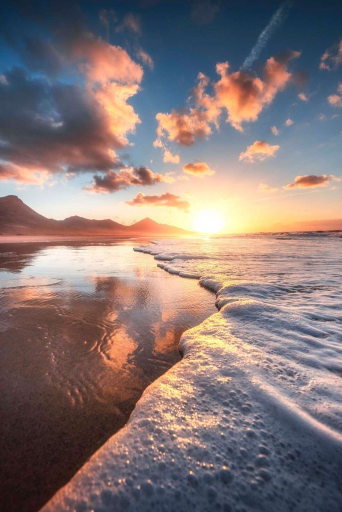 Coucher de soleil doré au bord de la mer