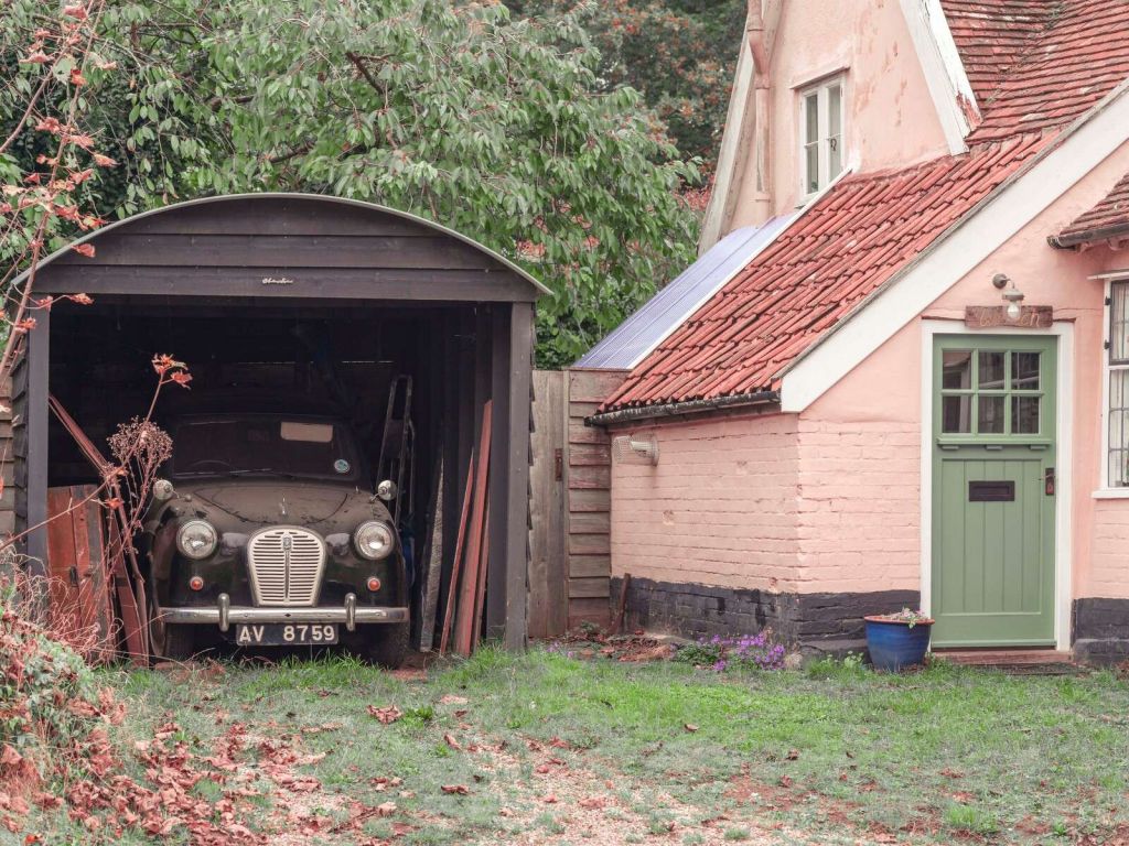 Voiture classique dans le garage de la vieille maison.
