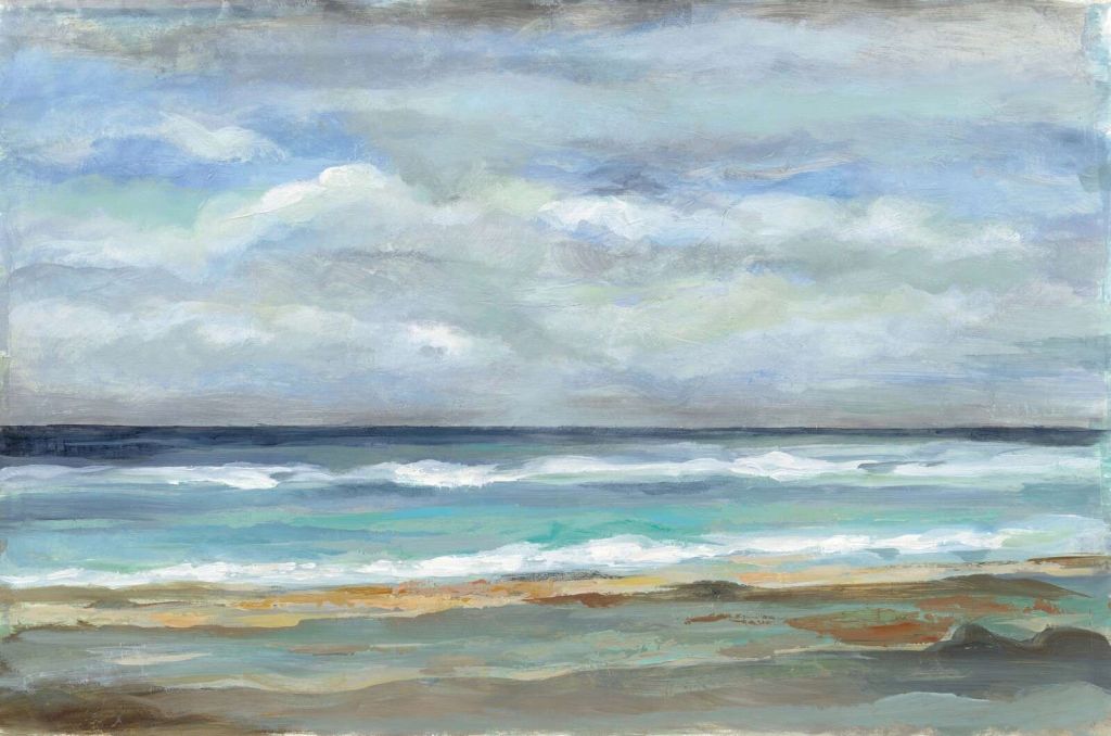 Mer calme sous un ciel nuageux.