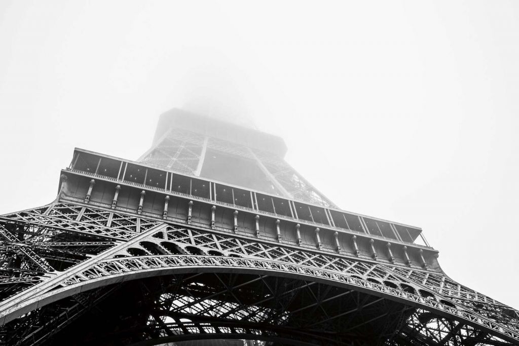 Tour Eiffel dans le brouillard parisien.