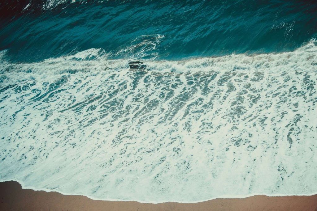 Vagues déferlantes sur la plage